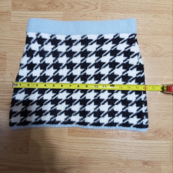 H&M fuzzy mini skirt. EUC. Size xs. - Picture 8 of 9